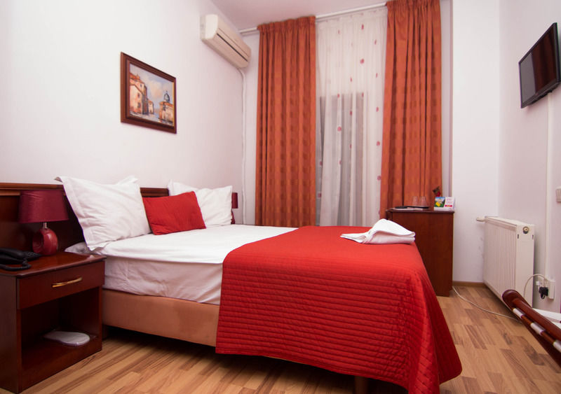 Hotel Reina Βουκουρέστι Εξωτερικό φωτογραφία